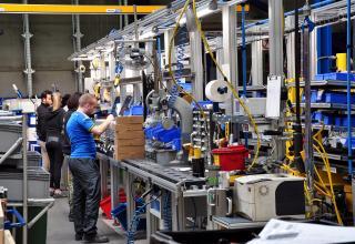 ouvriers dans l'usine Lenze